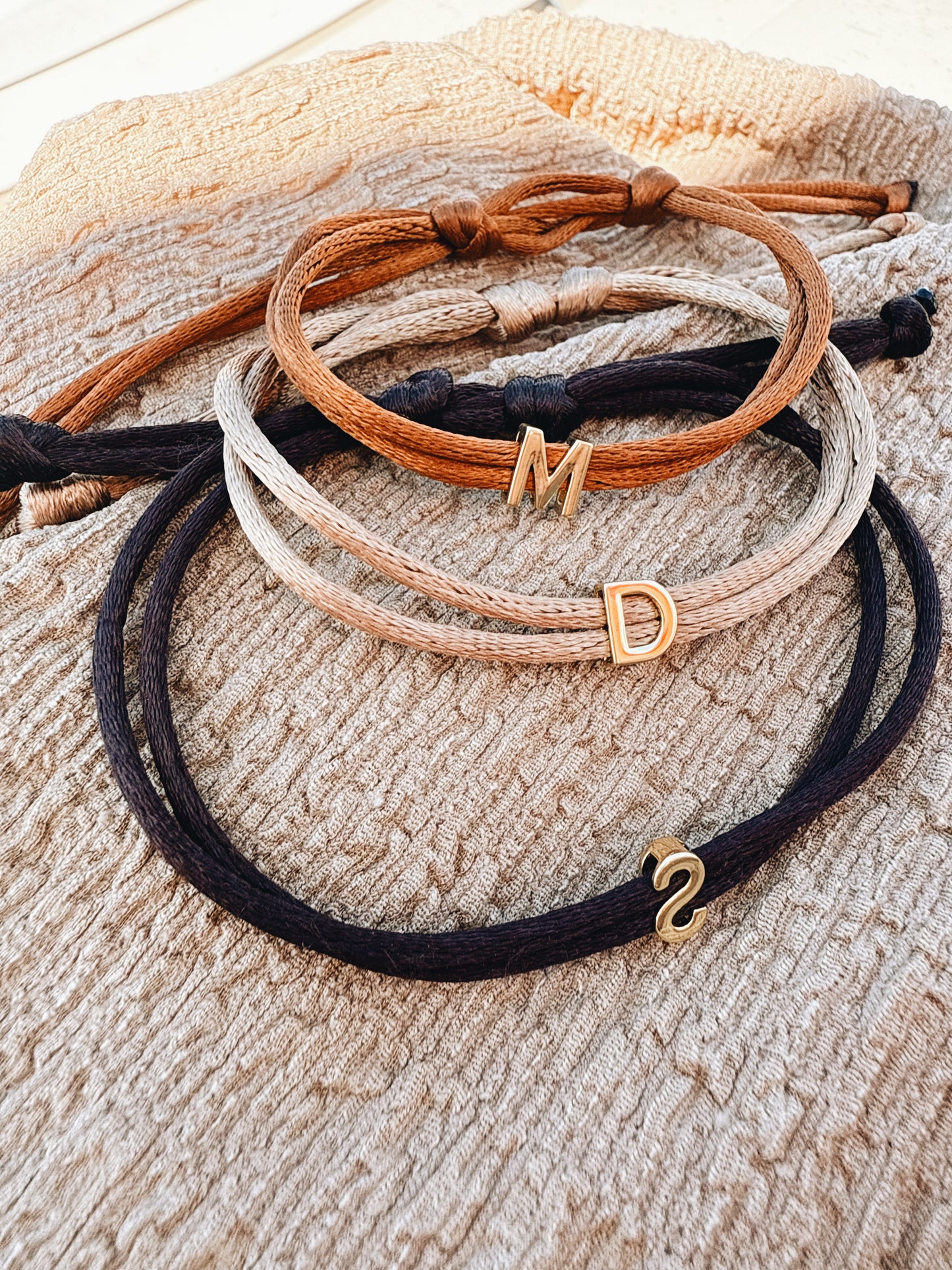pulsera de hilo con inicial