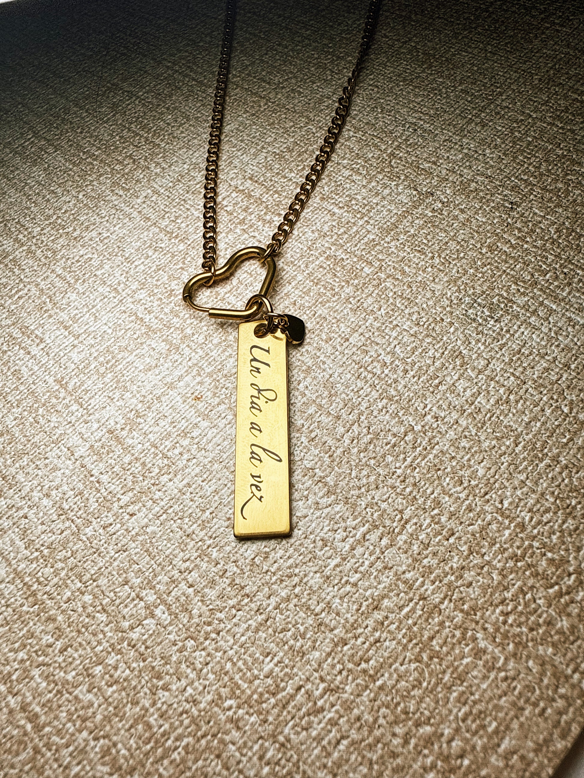 Un día a la vez Necklaces