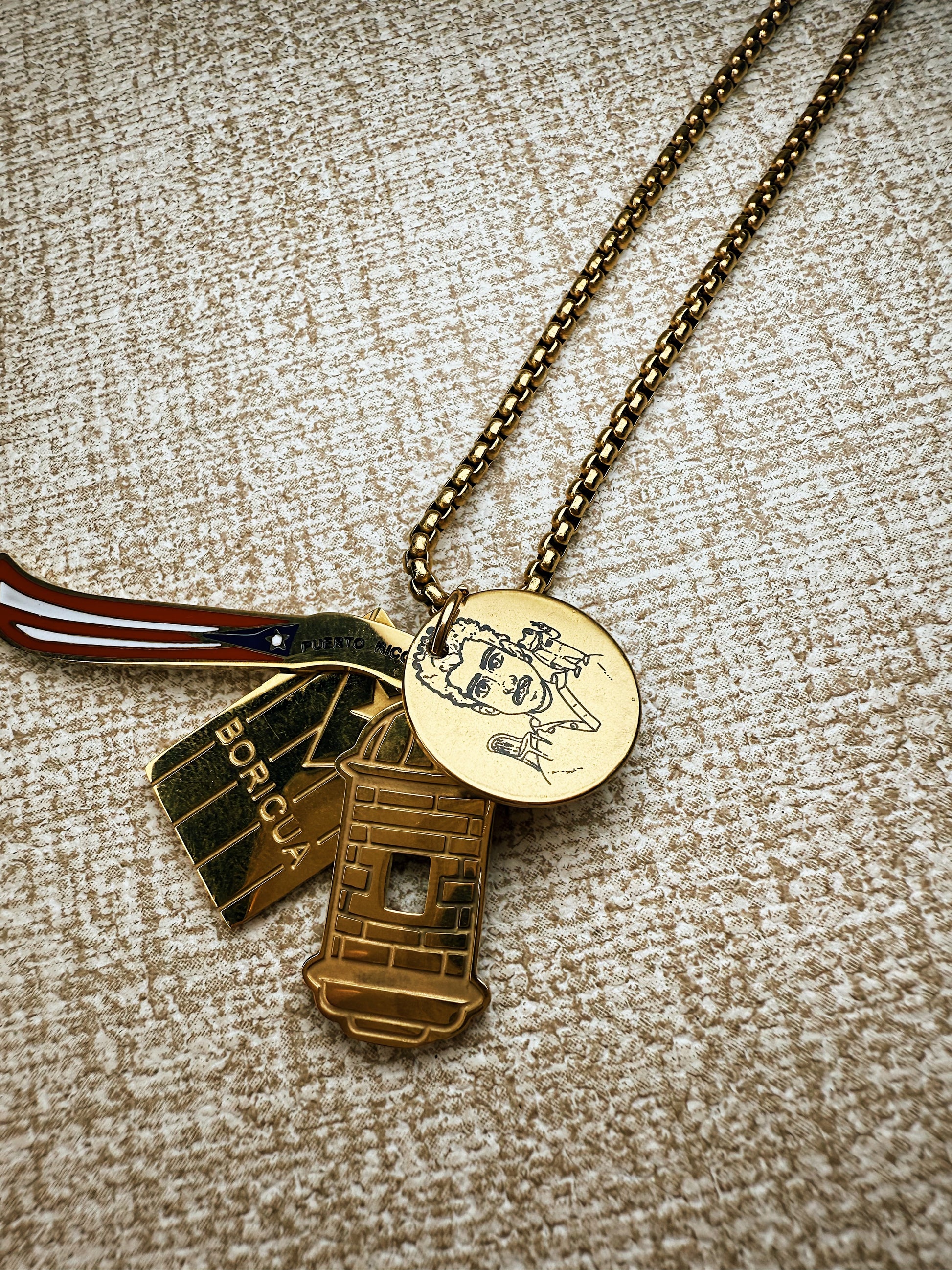 collar de Benito el bad bunny 