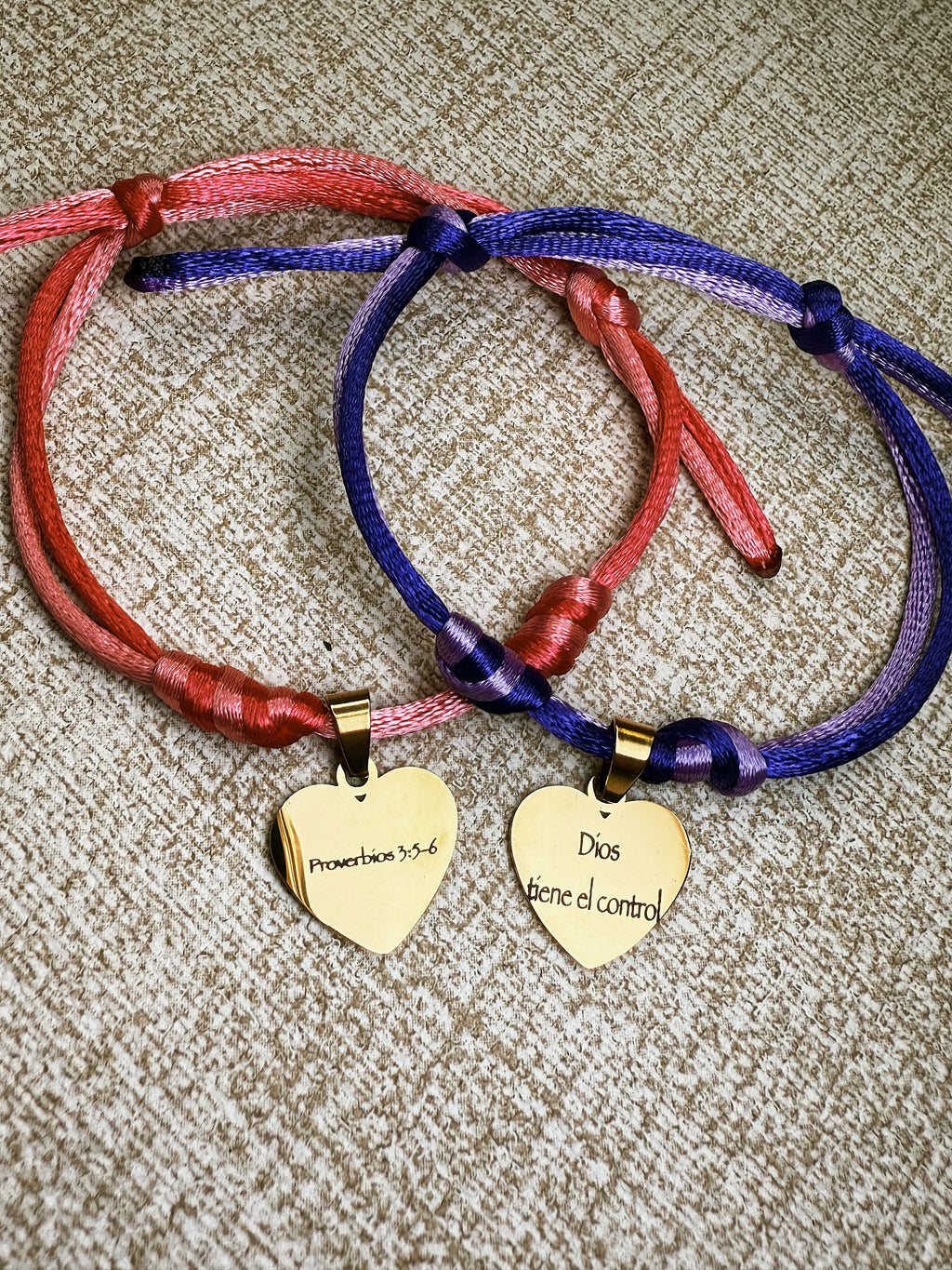 pulsera grabada de Dios tiene el control 
