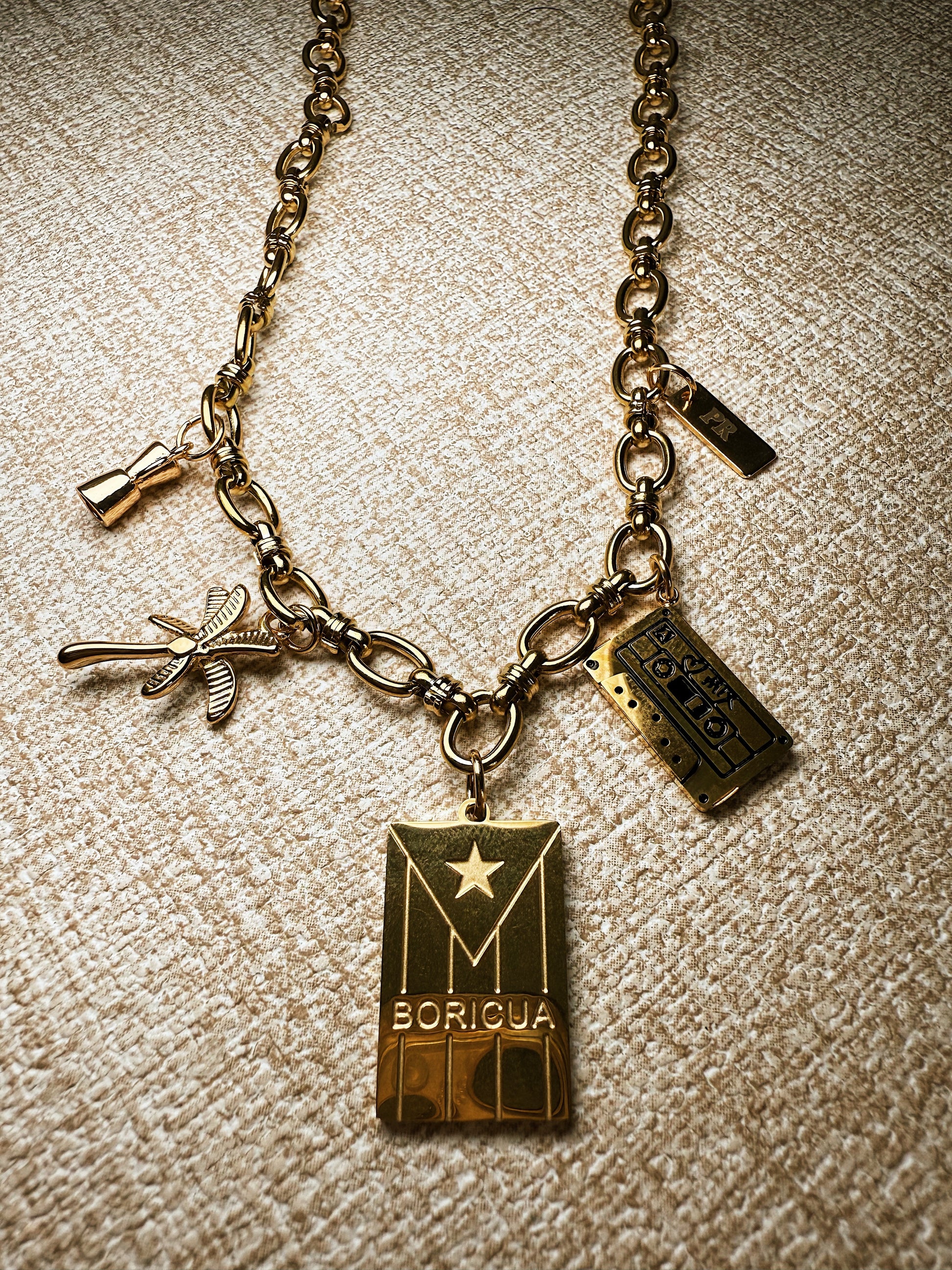 Bandera en el corazón Necklace