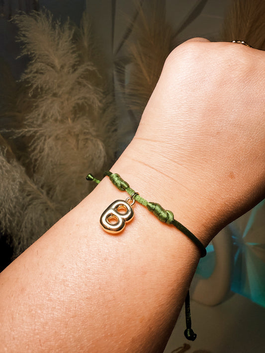 pulsera de hilo con letra para el diario 