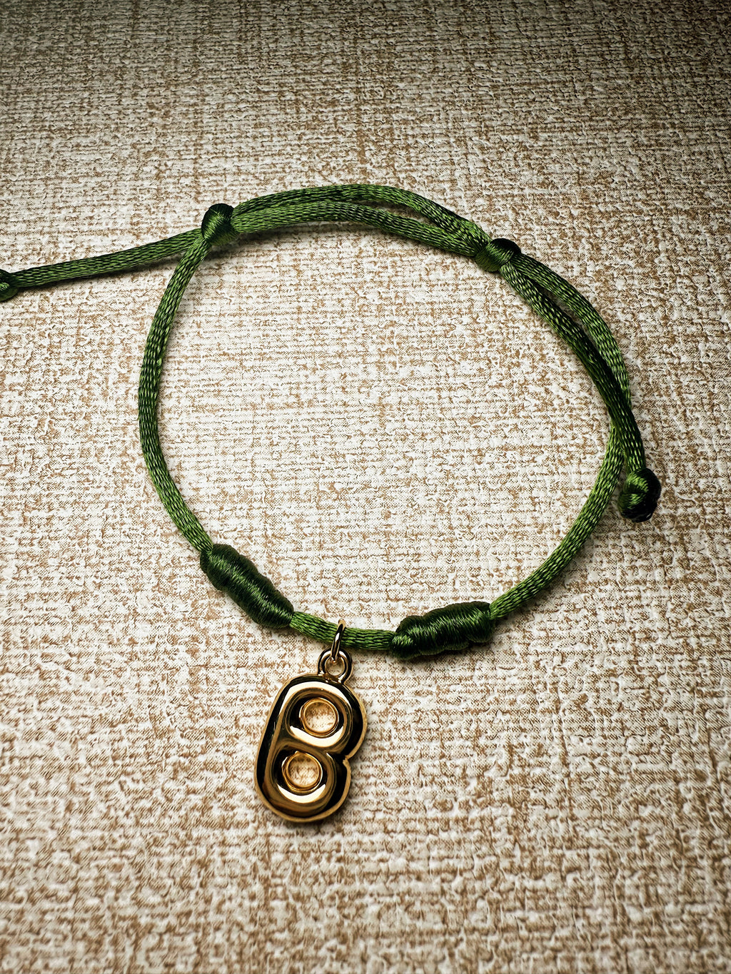 pulsera de hilo con letra para colocar 