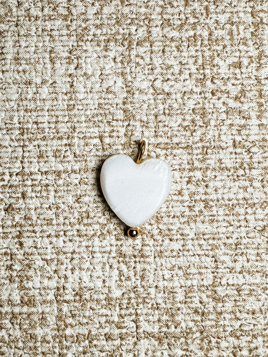corazón piedra blanca charm
