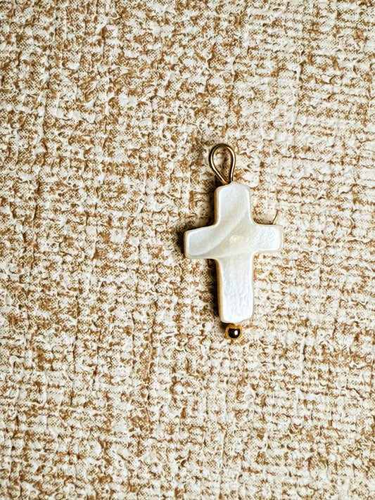 cruz en piedra blanca es un dije