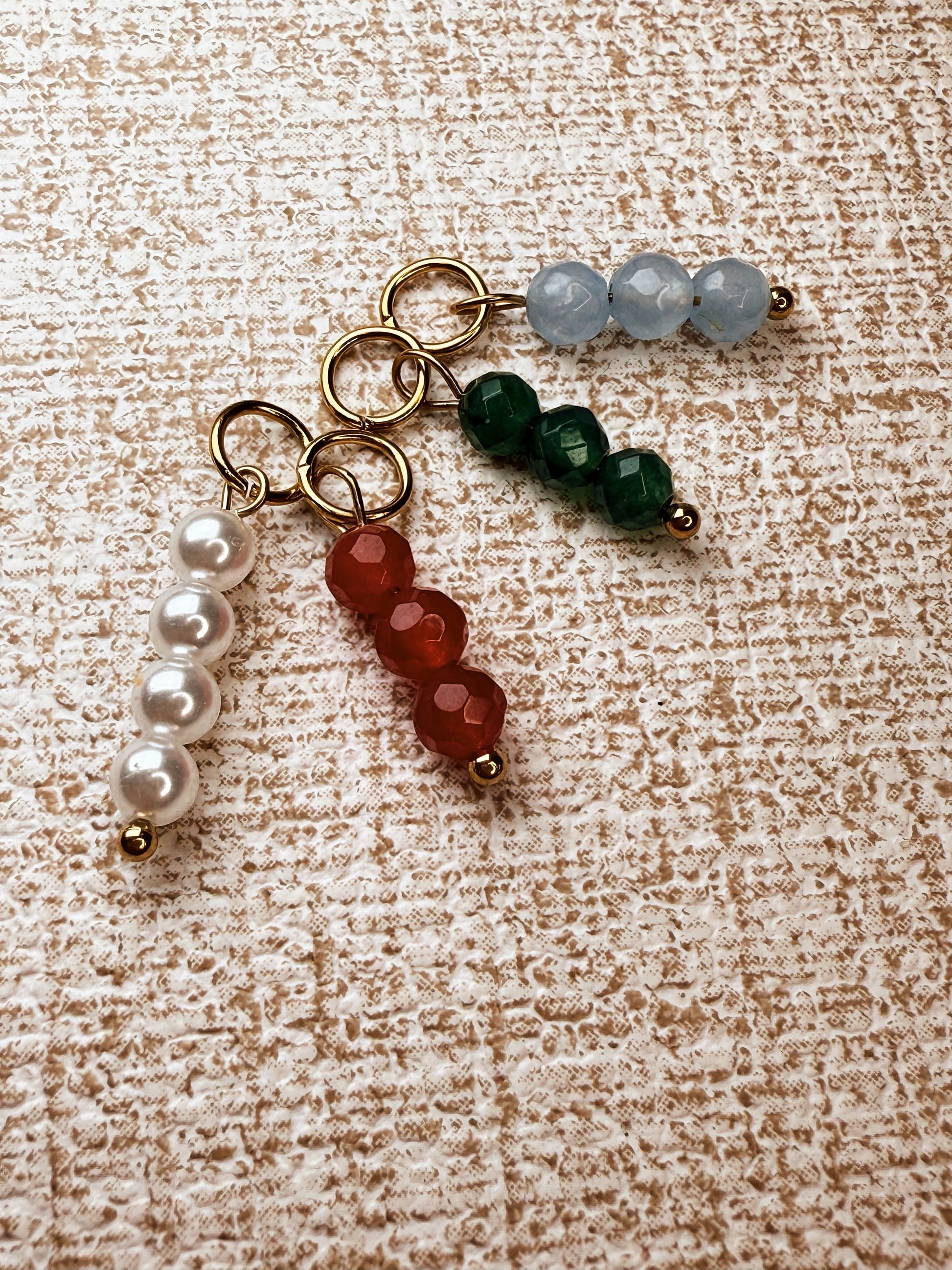 charms de piedras de colores 